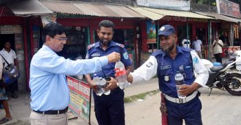 ফরিদপুরে ট্রাফিক পুলিশ সদস্যদের স্যালাইন পানি পান করালেন জেলা প্রশাসক