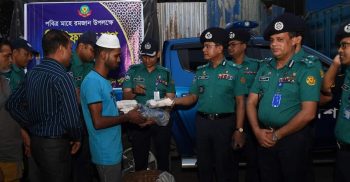 প্রথম রোজায় রাস্তায় ইফতার করলেন ডিএমপি কমিশনার।